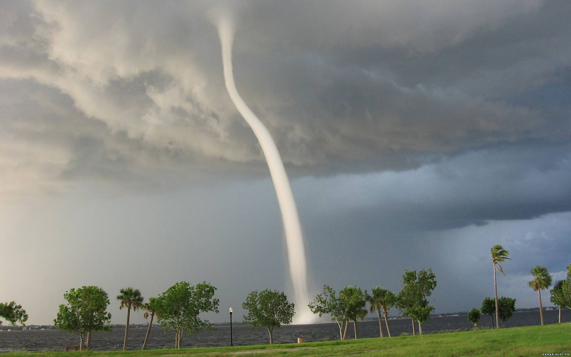 tornade eau ciel