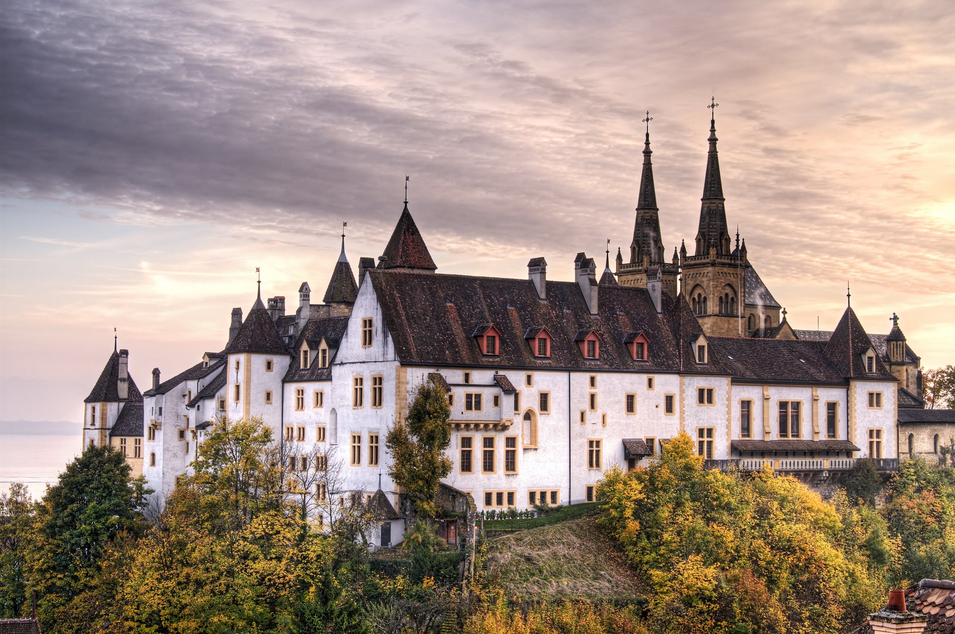 château automne ciel nuages nuageux arbres rivière