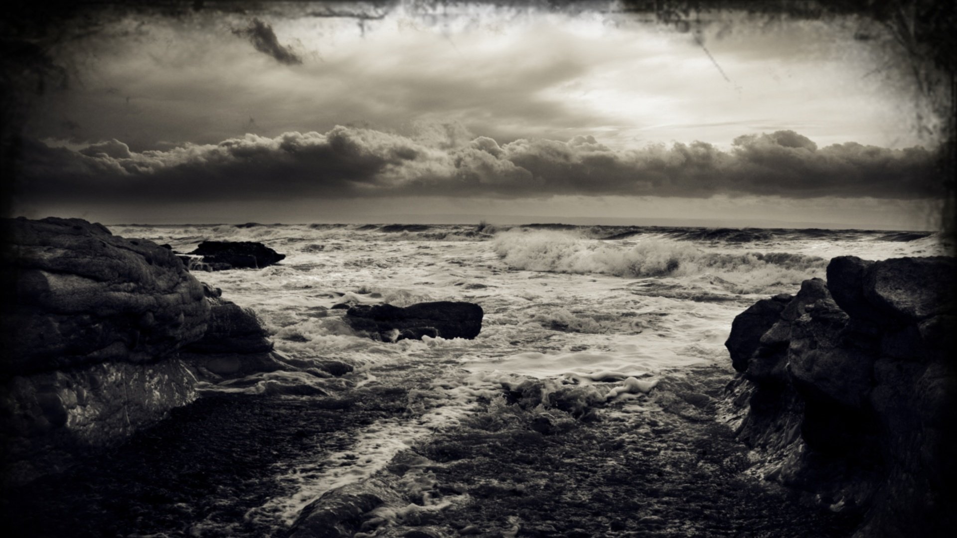 nature paysage. mer tempête vent vagues marine mousse pierres nuages noir-blanc