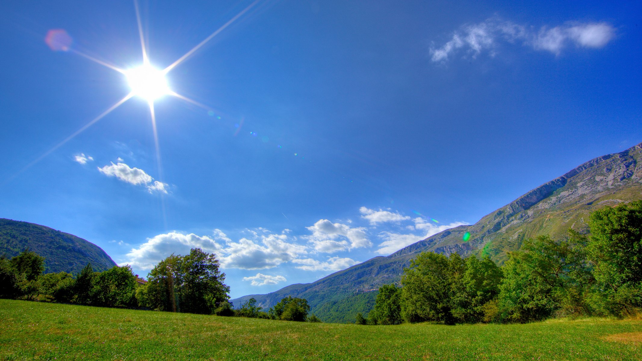 paysage matin soleil ciel herbe montagnes murs full hd 2560x1440