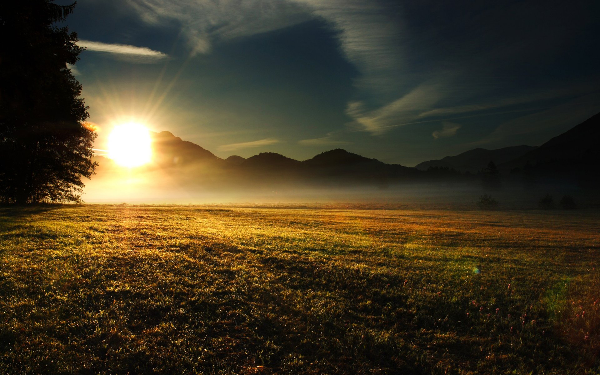 campo hierba montañas colinas árboles sol rayos luz mañana cielo nubes naturaleza paisaje