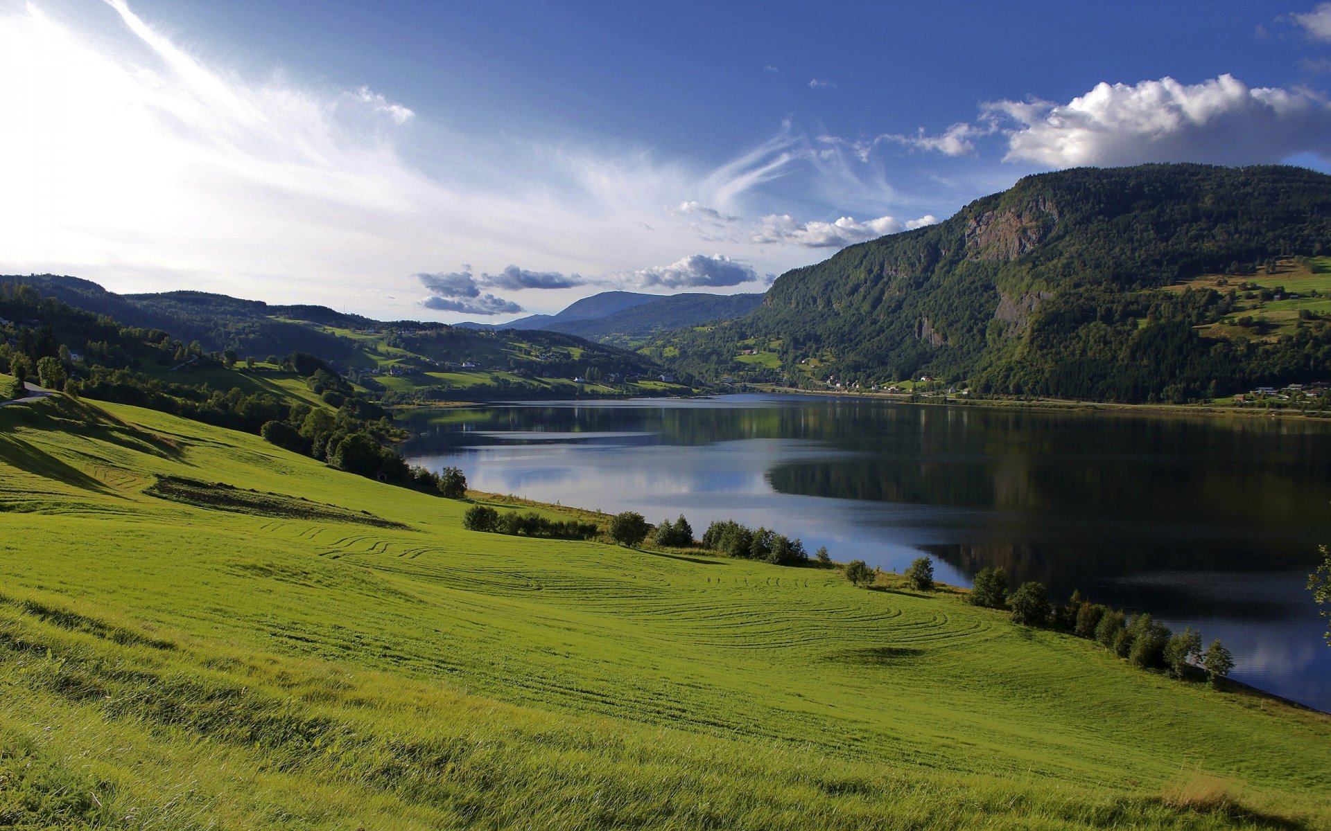 lago acqua campi erba verde colline montagne estate alberi cielo nuvole natura paesaggio