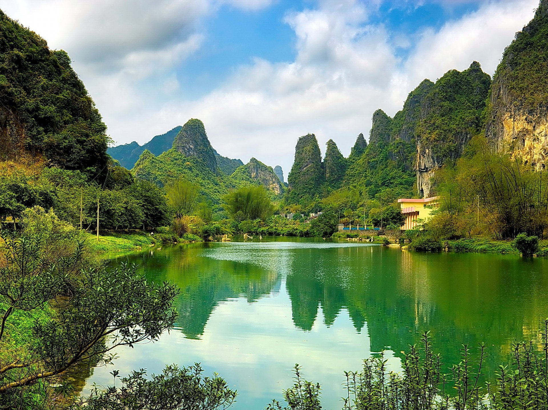 cina montagne acqua alberi nuvole cielo