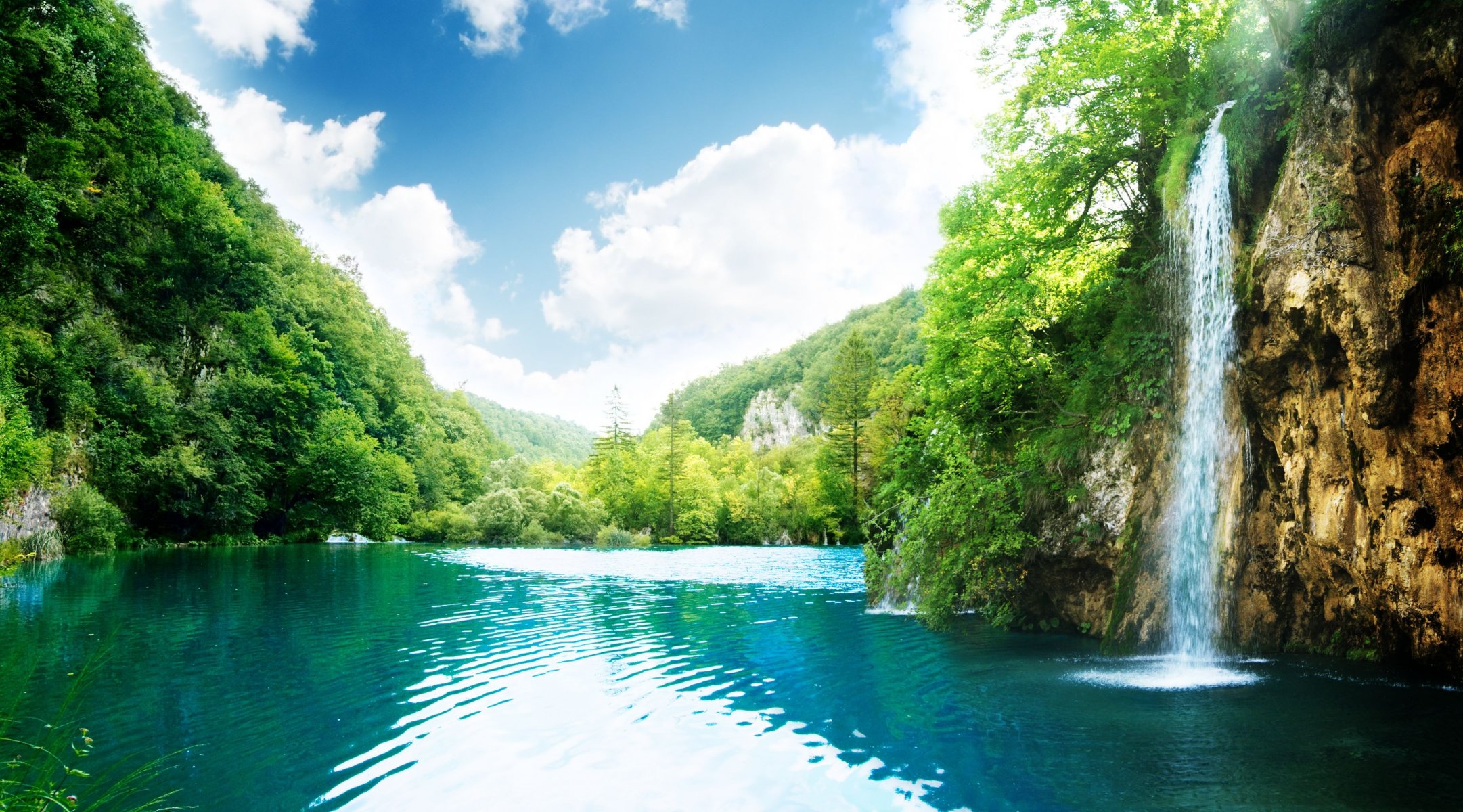 cascade parfaite paradisiaque lieu montagnes cascade bleu lagon