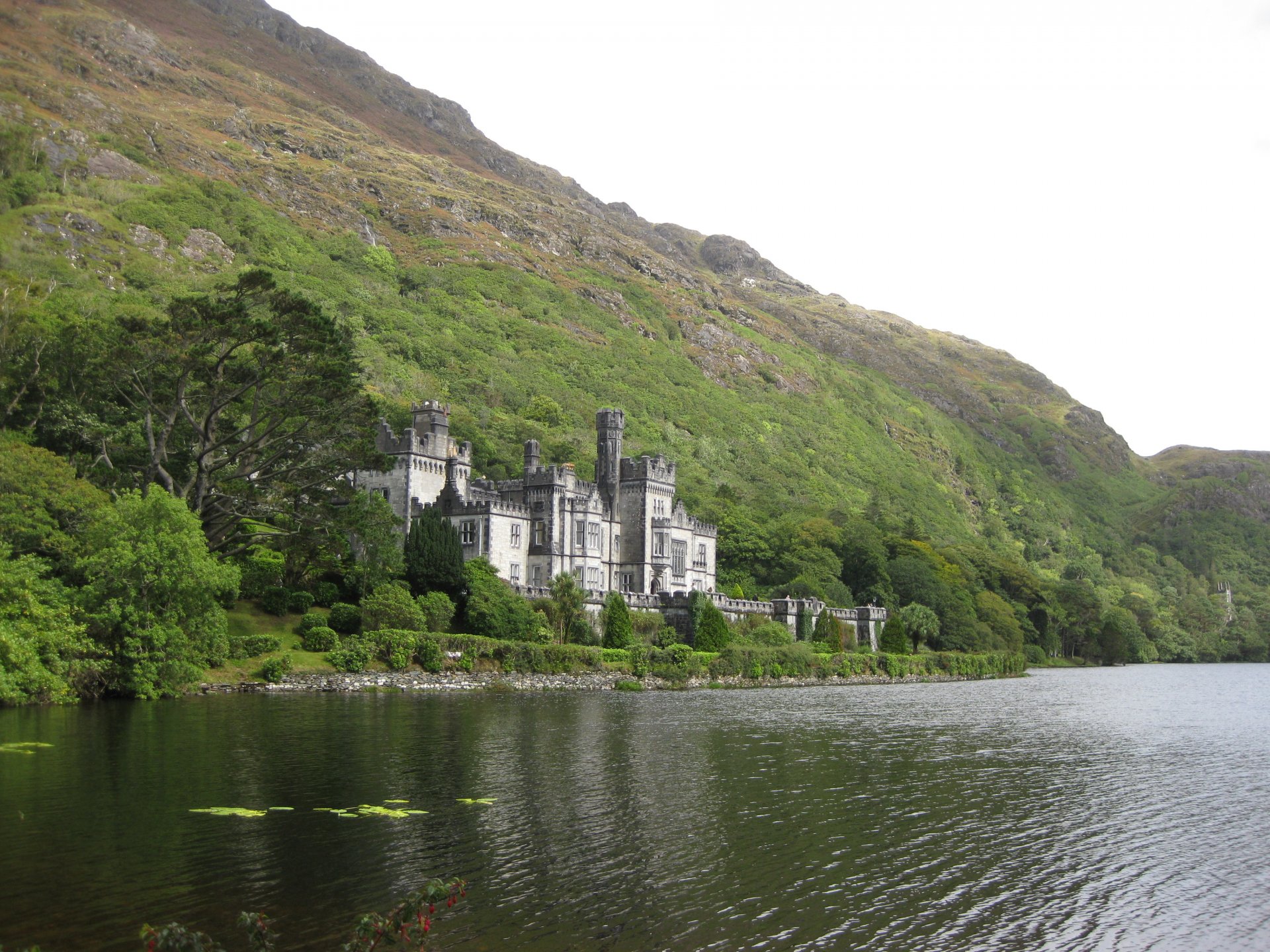 nature montagnes roches lac kylemore abbaye château irlande côte forêt arbres verdure ciel paysage photo