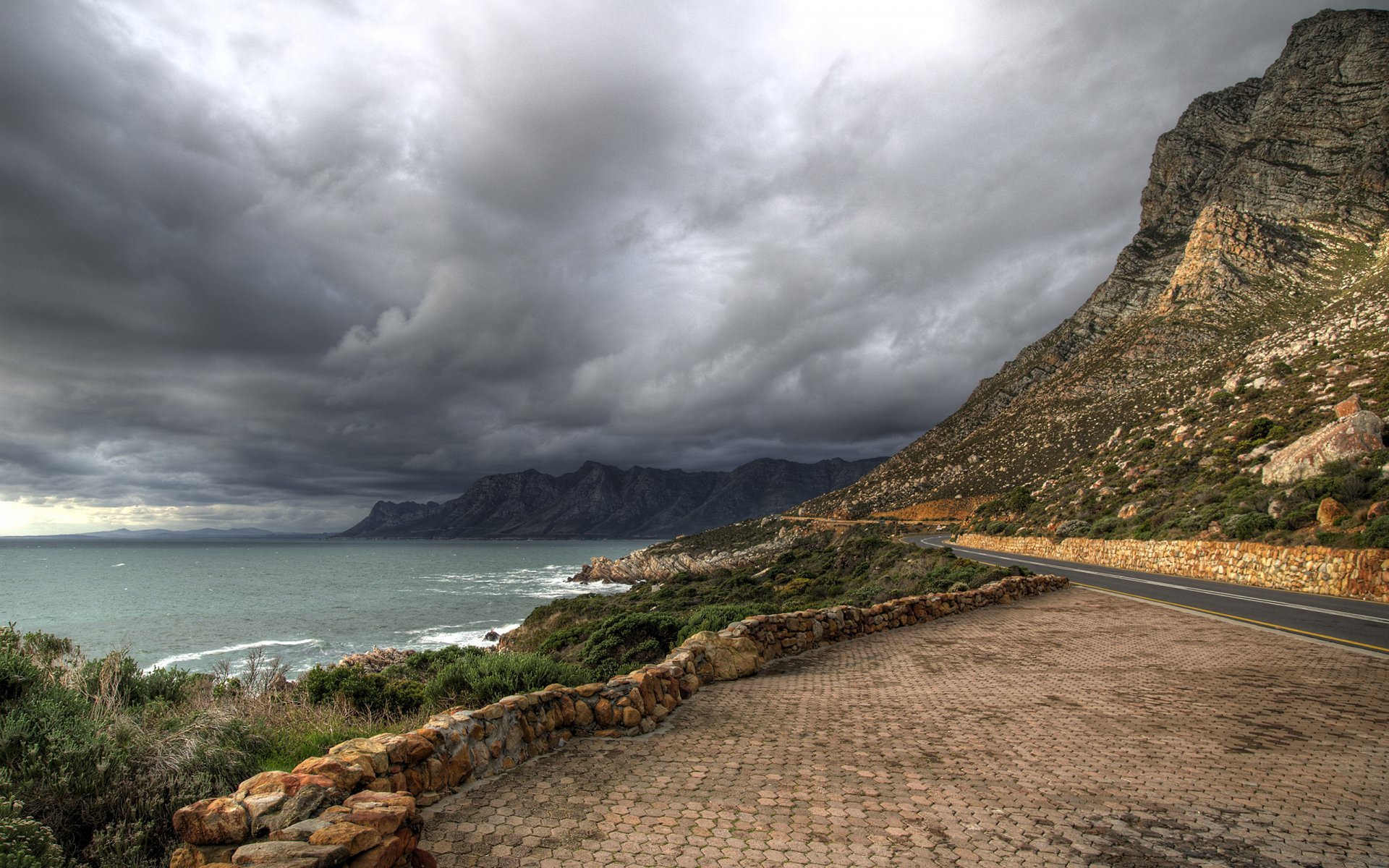 paysage route nuages montagnes herbe