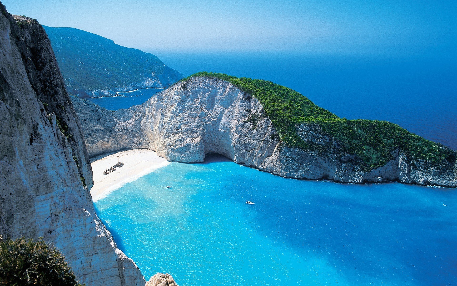 mare blu spiaggia laguna roccia grecia verde orizzonte yacht paradiso