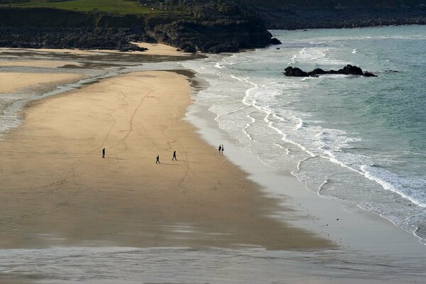 Ein Strand in Großbritannien inmitten von Klippen