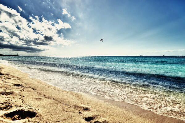 Spiaggia di sabbia vuota sul mare