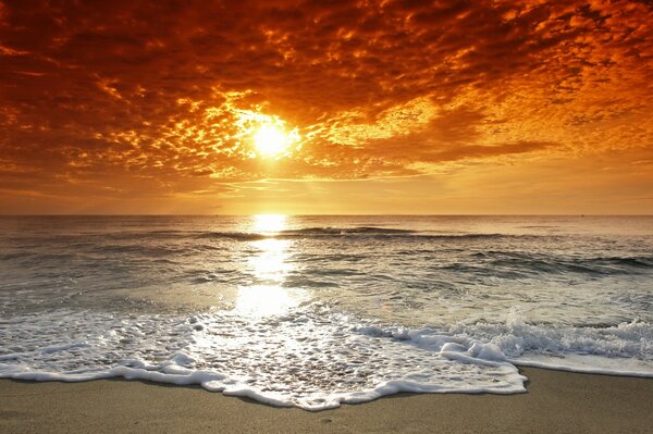 Tramonto sulla spiaggia. Nuvole sopra l oceano serale