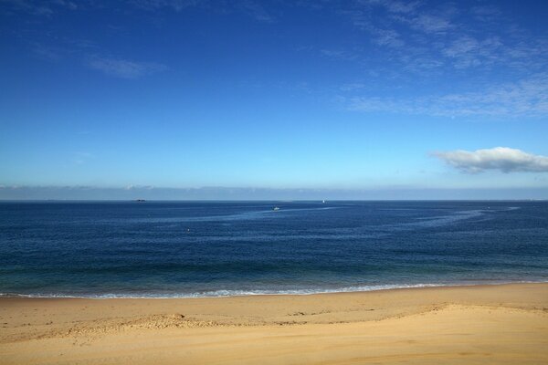 Boote im Meer unter blauem Himmel