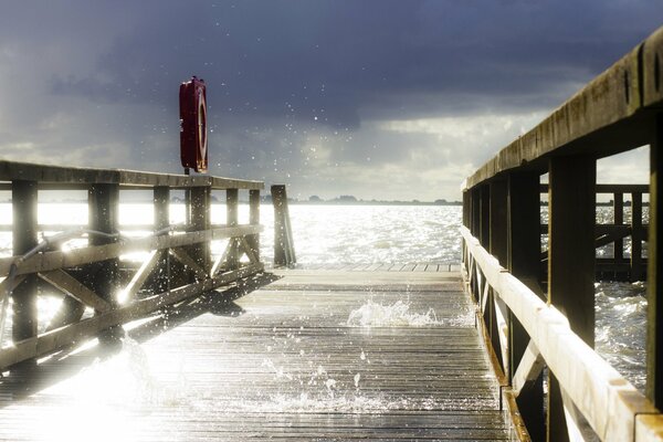 Pier auf dem Wasser unter blauem Himmel