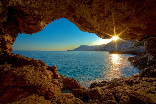 Sole nel lucernario roccioso sopra l acqua