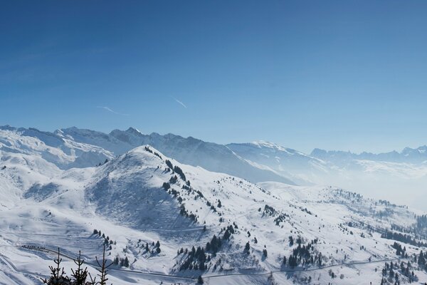 Paysage d hiver de montagnes enneigées