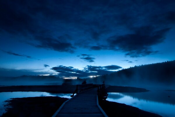 Blau in der Nacht in der Nacht. Brücke und Fluss