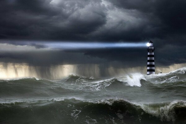 Une énorme tempête et des vagues, le phare brille aux navires