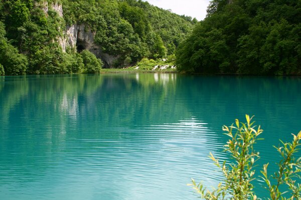 Blaue Lagune vor dem Hintergrund der hohen grünen Felsen