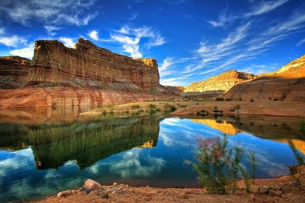 Lac dans les montagnes. Beau paysage dans les montagnes