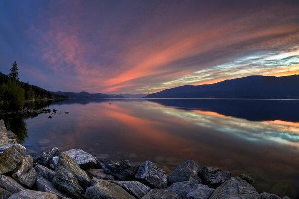 Tramonto rosso sul lago in montagna