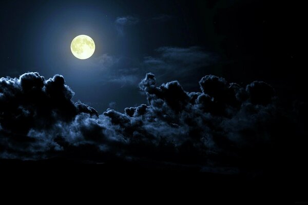 Lune dans les nuages la nuit