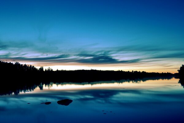 Sommer Sonnenuntergang. Wald. See