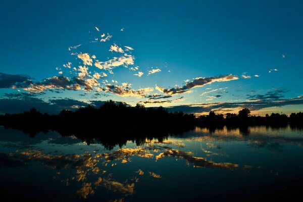 Qué hermoso cielo azul. P