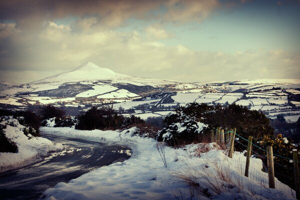 Paisaje de la carretera de invierno con vistas a la montaña