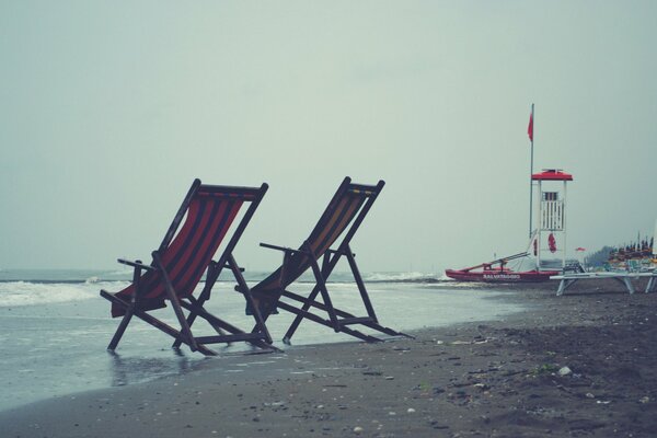 Liegen am Strand an einem bewölkten Tag