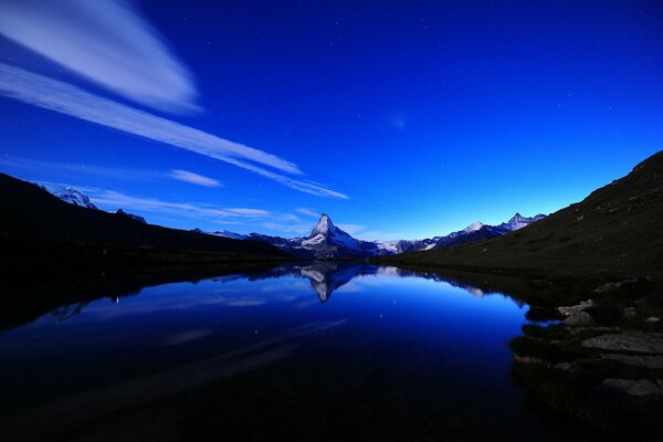 Paisaje nocturno. A lo lejos se ve la cima de la montaña