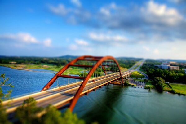 Puente sobre el río en un día soleado