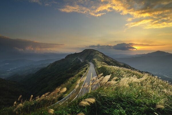 Carretera y colinas en las montañas de China