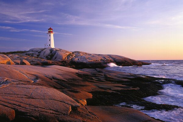 Phare solitaire sur la côte de la mer