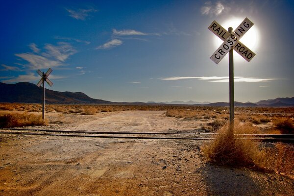 Ferrocarril en el desierto al amanecer