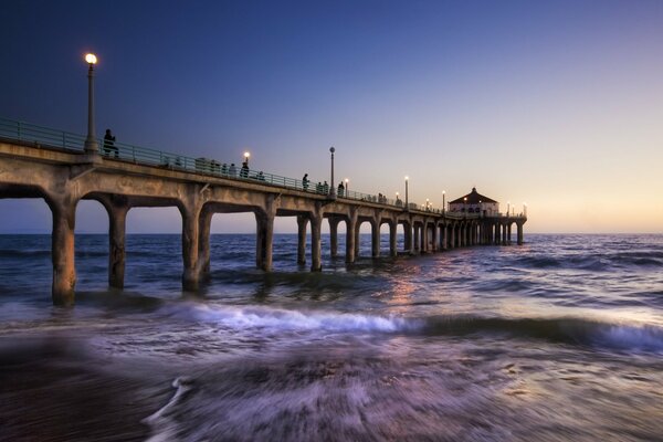 Noche. El muelle se va al mar