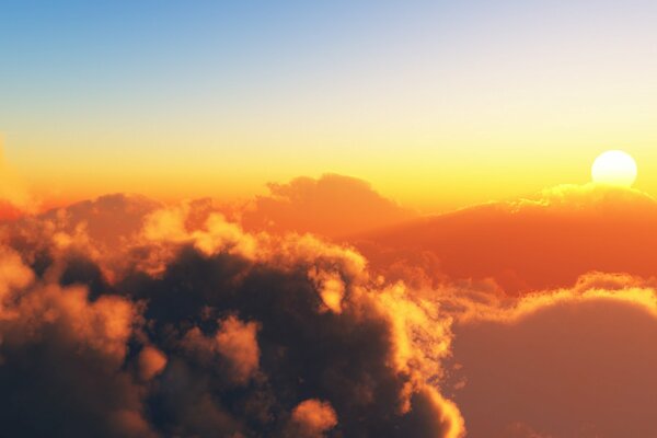 Hermosa puesta de sol en el fondo de las montañas