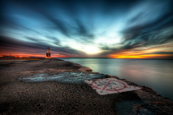 Una puesta de sol fascinante y relajante sobre el puerto