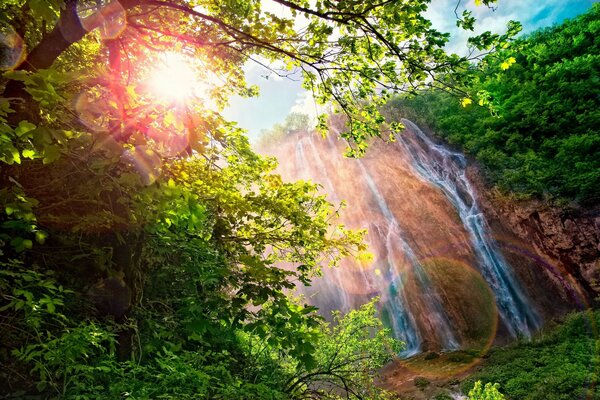 Wasserfall in den blendenden Blendung der hellen Sonne