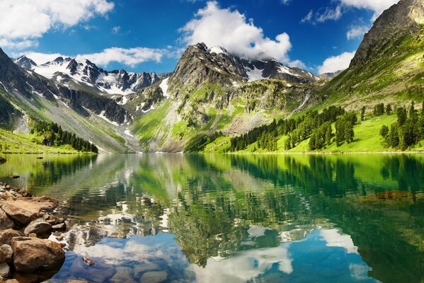 Lac hyaline au pied des montagnes