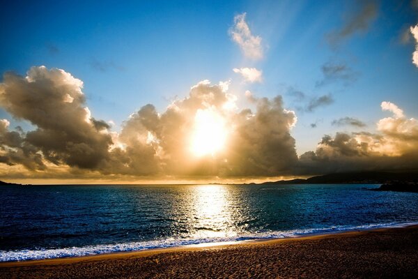 Schwere Wolken zum Spiegelbild des Meeres