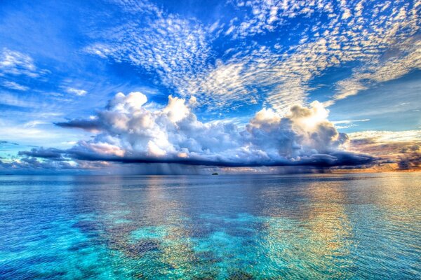 L océan entre en contact avec les nuages à l horizon