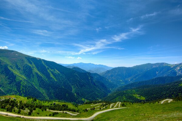 Paisaje con un cielo azul radiante y hierba verde rica