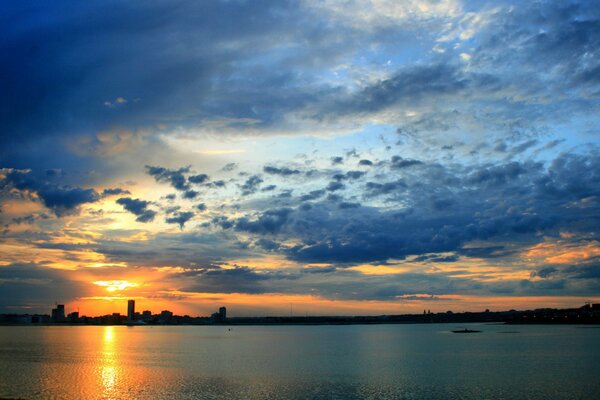 Amanecer sobre la ciudad de Kazán