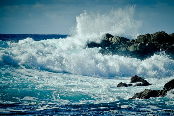 Paesaggio mare onda rocce splatter