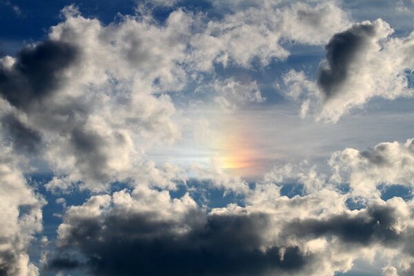 Una partícula de arco iris en las nubes en el cielo