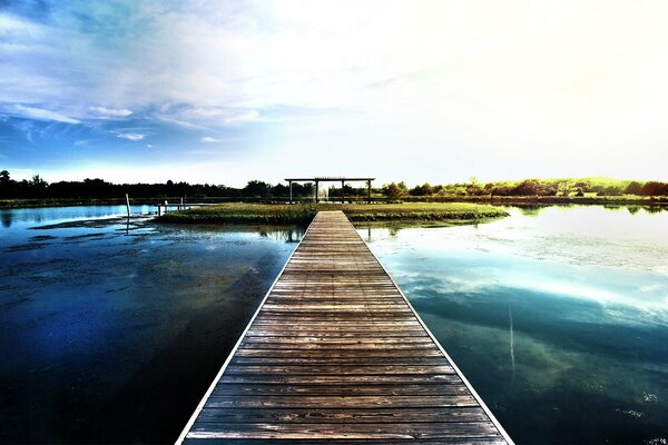 Holzbrücke über der Wasseroberfläche