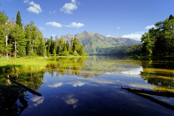 Paysage de montagne, le ciel se reflète dans la rivière