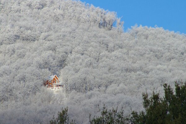 Casa en la ladera de la montaña