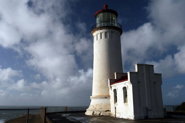 Ein alter Leuchtturm am Meer