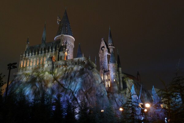 Noche de Hogwarts en las rocas, castillo