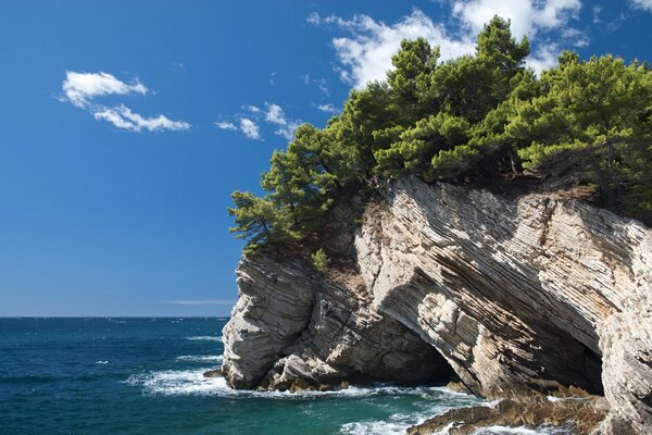 Rocas en Croacia en el mar de Petrovac